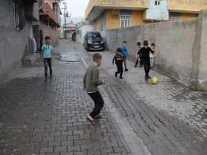 Kısıtlamayla boşalan sokaklar çocuklara kaldı