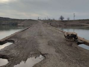 Sular çekilince 30 yıldır su altında kalan köprü gün yüzüne çıktı