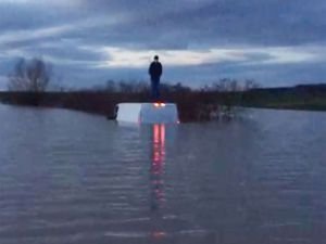 Tunca Nehri'nin taşması sonucu mahsur kalan kişi kurtarıldı