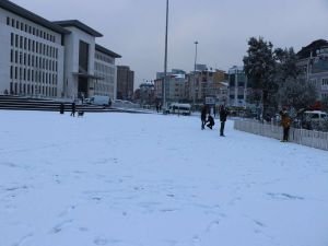 İstanbul beyaz örtüye teslim oldu