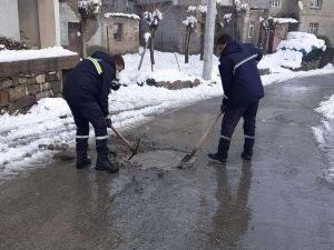 DİSKİ, donan şebekelere müdahale etti