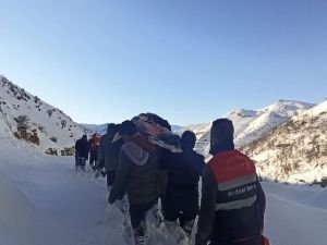 ​Sağlık aracının ulaşamadığı hastayı 5 kilometre omuzlarında taşıdılar