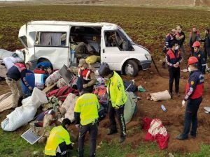 Tarım işçilerini taşıyan minübüs devrildi: 11 yaralı