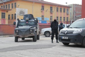 Karne dağıtım esnasında okula bombalı saldırı: 5 yaralı