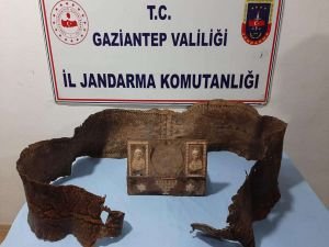 Üzerinde İbranice yazılar bulunan piton yılanı derisi ele geçirildi