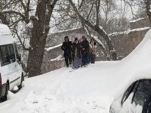 Çığ nedeniyle kapanan yolda mahsur kalanlar kurtarıldı