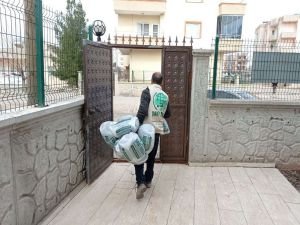 Midyat Umut Kervanı yüzlerce aileye kışlık giyim yardımında bulundu