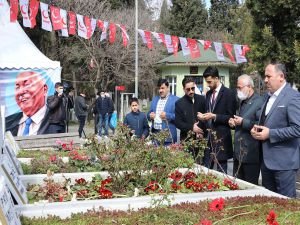 HÜDA PAR İstanbul İl Başkanlığı merhum Erbakan'ı kabri başında dualarla yâd etti