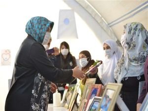 Diyarbakır Valisi'nin eşi Sevim Karaloğlu evlat nöbetindeki aileleri ziyaret etti