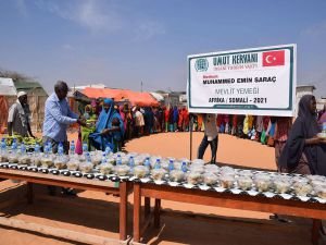 Umut Kervanı Vakfı merhum Muhammed Emin Saraç için Somali'de sıcak yemek dağıttı