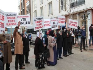 Vanlı ailelerin HDP önündeki eylemi sürüyor