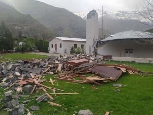 Şiddetli rüzgârın etkisiyle cami minaresi yıkıldı