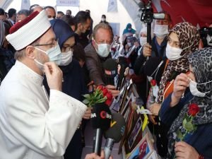 ​Diyanet İşleri Başkanı Ali Erbaş Diyarbakır'da evlat nöbeti tutan aileleri ziyaret etti