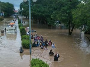 Endonezya'da sel: 20 ölü