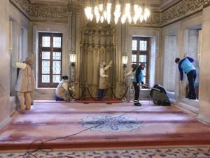 Eyüpsultan Camii Ramazan öncesi gül suyuyla yıkandı