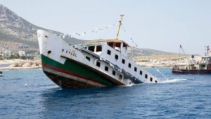 40 yıllık vapur törenle batırıldı