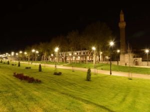 Tarihi Kurşunlu Camii peyzaj ve ışıklandırma çalışmalarıyla yeni çehresine kavuştu