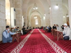 Tarihi Ulu Camii'de hafızların Kur'an tilavetleri ile mukabele geleneği yaşatılıyor