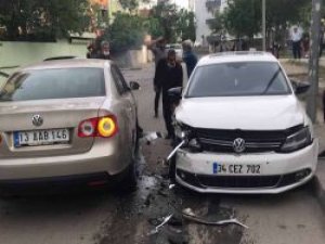 Otomobiller kafa kafaya çarpıştı