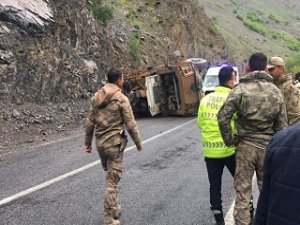 Askeri araç devrildi: 3 asker yaralı