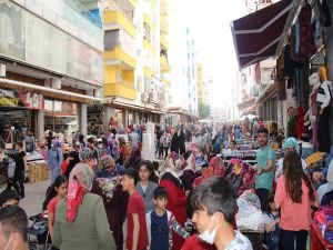 ​Halk tam kapanma öncesi çarşı-pazara akın etti