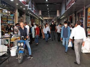 Tam kapanma öncesi Batman’da alışveriş yoğunluğu