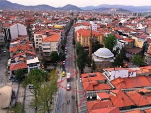 Tam kapanmayla Isparta'nın işlek caddeleri boş kaldı