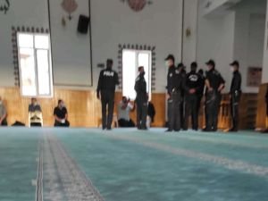Camide biber gazı kullanan bekçi açığa alındı