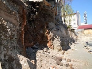 Camii inşaatı sırasında ortaya çıkan yapının eski ambar olduğu anlaşıldı