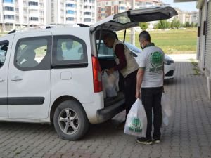 Elâzığ Umut Kervanı yüzlerce aileye gıda yardımında bulundu