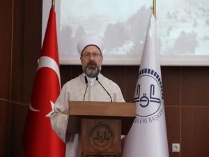 Erbaş: "Bugün insanlığın en büyük sorunu ahlak ve hukuku ihmal etmesidir"