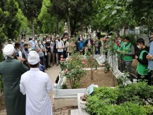 Mavi Marmara şehitleri kabirleri başında rahmet ve dua ile yâd edildiler