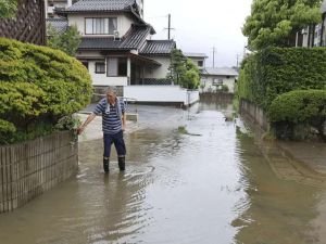 Japonya'da yaklaşık 330 bin kişi tahliye edilecek