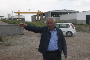 Su kanallarının kapatılmasına kızan çiftçiler yol kapattı