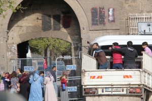 Sur'da oturan bazı vatandaşların eşyalarını alma izni