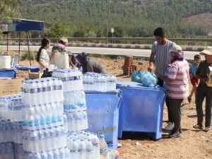 Mersin’de orman yangınında halk ekiplere yardımcı oluyor