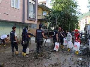 İHO EBRAR'dan yardım gönüllülerine çizme desteği