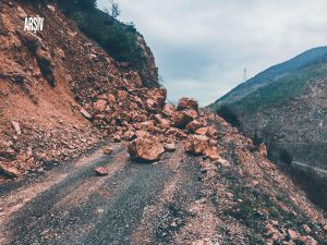 Artvin-Yusufeli karayolu heyelan nedeniyle kapandı