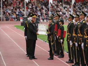 Kara Harp Okulu tarihinin ilk başörtülü öğrencisi mezun oldu