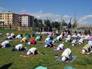 Çocuklar namazın önemine dikkat çekmek için açık alanda cemaatle namaz kıldı