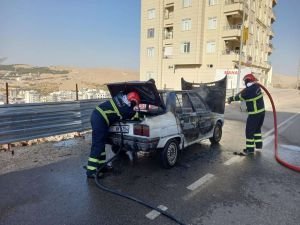 Şanlıurfa'da seyir halindeki otomobil alev alev yandı