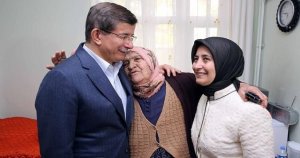 Davutoğlu'ndan anneler günüde sürpriz ziyaret