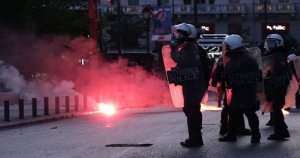 Yunanistan'da polis ve göstericiler arasında tehlikeli tırmanış