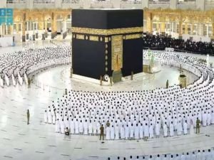 Mescid-i Haram’da uzun bir aradan sonra sosyal mesafesiz cuma namazı kılındı