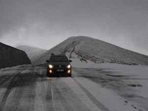 Nemrut Krater Gölü'ne mevsimin ilk karı yağdı