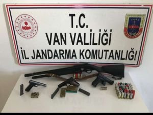 Van'da çok sayıda ruhsatsız tabanca ele geçirildi