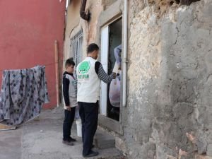 Mardin Umut Kervanı onlarca aileye gıda ve ekmek yardımı yaptı