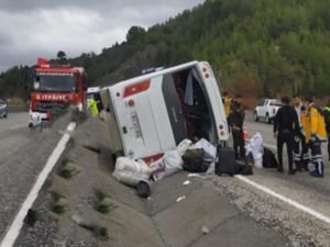 İşçi aileyi taşıyan midibüs devrildi: 3'ü ağır 16 kişi yaralandı