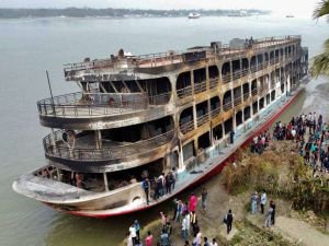 Bangladeş'te yolcu feribotunda çıkan yangında ölenlerin sayısı 37'ye yükseldi