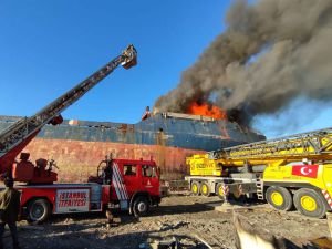 Karaya yatan gemide yangın: Çok sayıda itfaiye ekibi sevk edildi